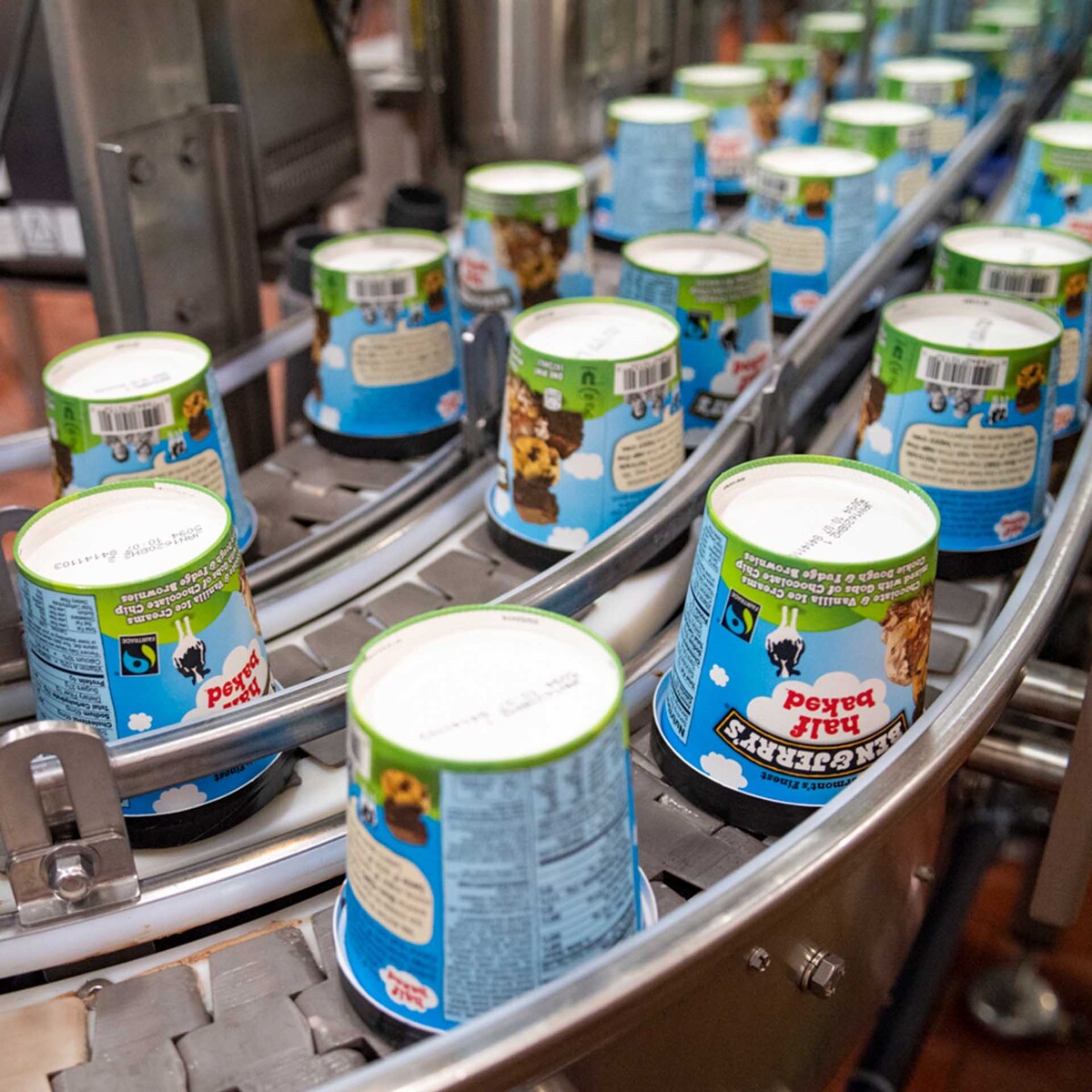 Las tarrinas de helado de Ben & Jerry’s en una línea de producción